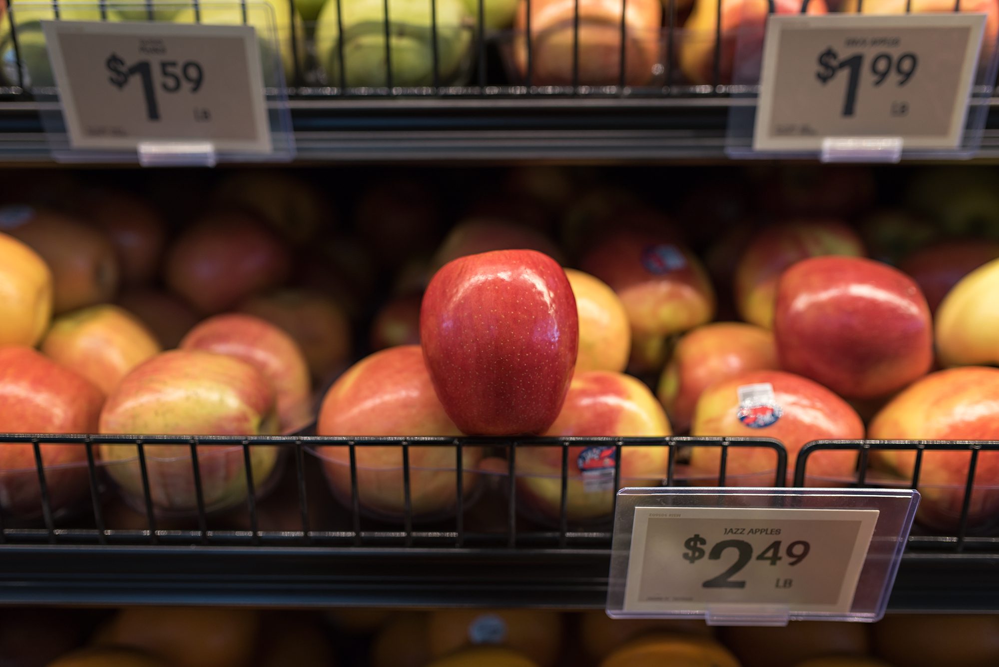 New Braunfels lifestyle grocery store fruit apple photographer