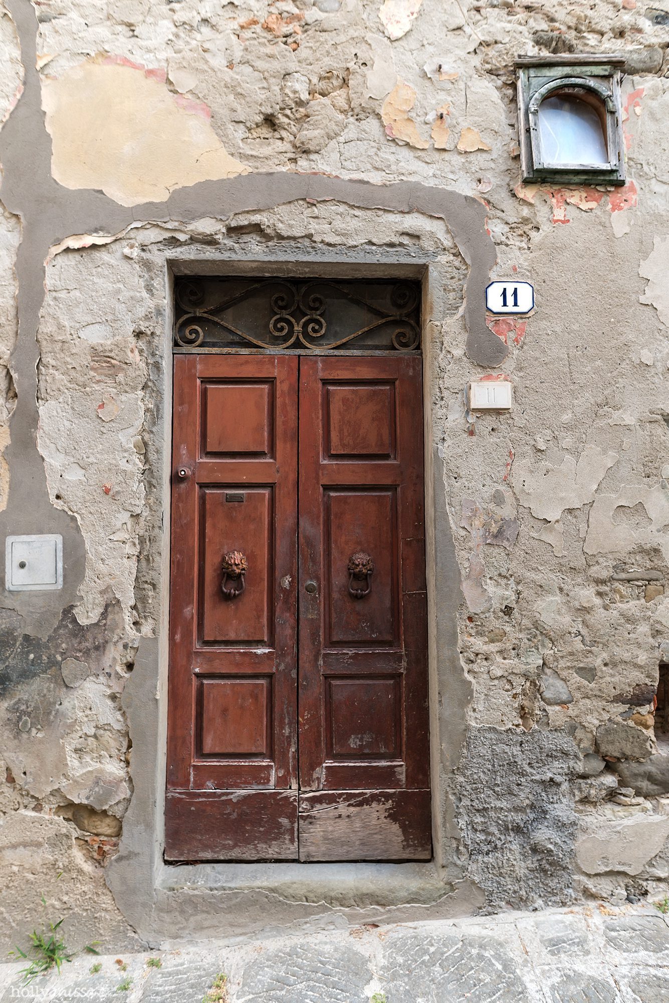 Italy street photographer Barga door